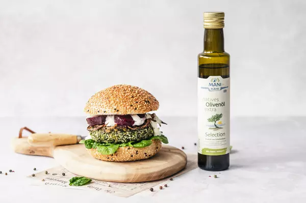 Veganer Burger mit Haferflocken-Patty und Tsatsiki und MANI Olivenöl